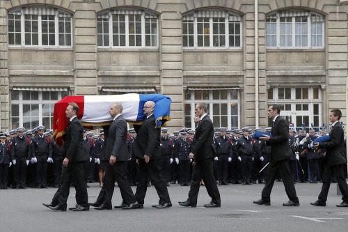 Vo Francúzsku pochovali policajtov, ktorí zomreli pri útoku islamských militantov.