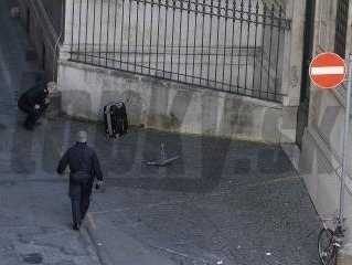 Talianski pyrotechnici kontrolujú opustený kufor pri rezidencii bývalého talianskeho premiéra Silvia Berlusconiho v Ríme