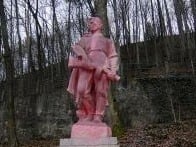 Ružovú sochu partizána prešetruje polícia