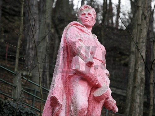 Kamennú sochu partizána, ktorá stojí na úpätí kopca Urpín pri železničnej stanici Banská Bystrica-mesto v noci na dnešok nafarbil neznámy vandal či vandali na ružovo. Socha partizána vznikla k 20. výročiu Slovenského národného povstania (SNP). 