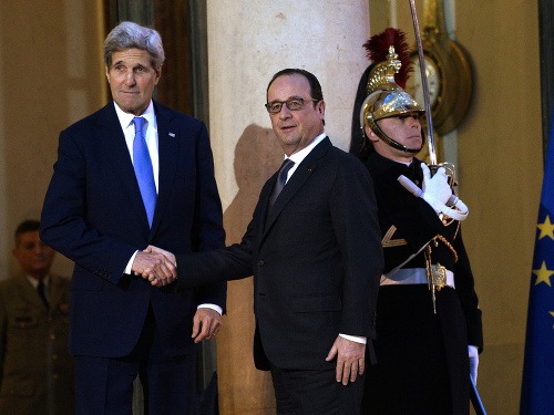 Prezident Francúzska Francois Hollande (vpravo) a minister zahraničných vecí USA John Kerry