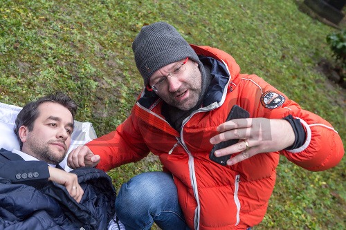Andy Kraus si s mŕtvym Jakubom Švehlom (Vladimír Kobielsky) spravil takzvanú selfie. 