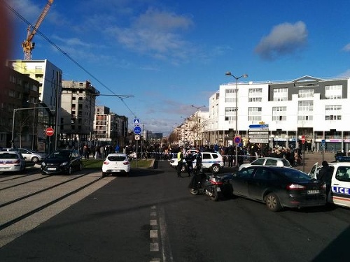 Ozbrojený muž zadržiava na pošte na predmestí Paríža rukojemníkov.