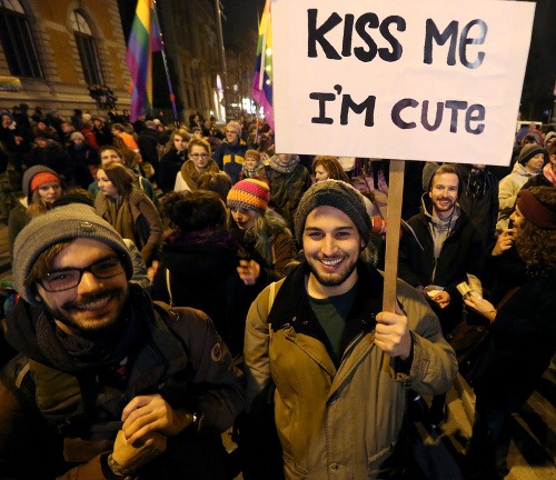 Tisíce ľudí protestovali proti vykázaniu lesbickej dvojice z kaviarne 