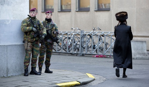 Belgickí vojaci hliadkujú pred synagógou v meste Antverpy