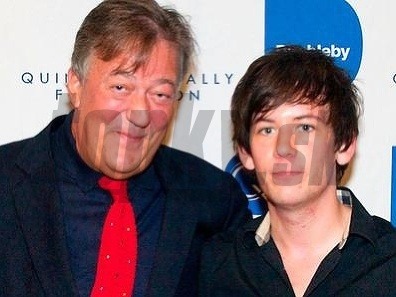 Stephen Fry si vzal o 30 rokov mladšieho partnera Elliotta Spencera.