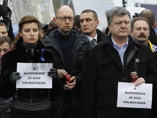 V Kyjeve sa konal pochod na počesť 13 obetiam. Na proteste sa zúčastnil aj prezident Petro Porošenko (vpravo) s manželkou (vľavo) a premiér Arsenij Jeceňuk (v strede).