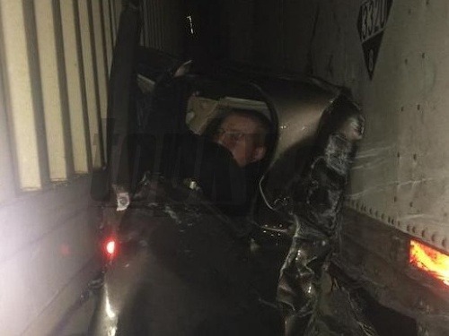 Vodič stlačený medzi dva kamióny zázrakom prežil 