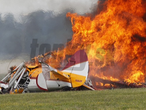 Na leteckej šou v Daytone sa zrútilo akrobatické lietadlo s kaskadérkou