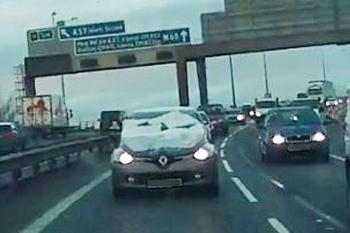 Lenivosť nezodpovedného vodiča Renaultu šokuje každého.