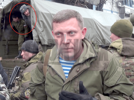 Ruský vojak v pozadí za veliteľom doneckých jednotiek Alexandrom Zacharčenkom. (22.1.2015)