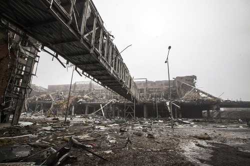 Takto vyzerá letisko v Donecku, zničené dlhotrvajúcimi bojmi medzi ukrajinskou armádou a proruskými separatistami