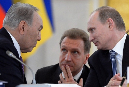 Šuvalov (v strede) s Putinom