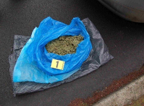 Zásoby marihuany díler ukrýval v zadnom nárazníku auta.