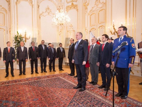 Prezident SR Andrej Kiska (v strede v popredí) počas vymenovania nových rektorov vysokých škôl. 