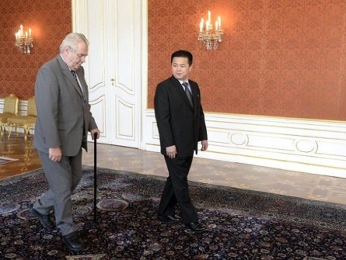 Prezident ČR Miloš Zeman a nový veľvyslanec Kim Pchjong-il