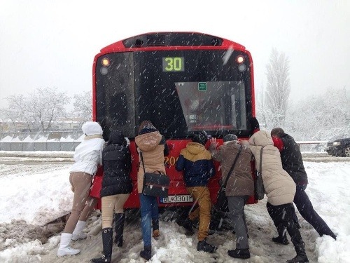 Takto včera cestujúci pomáhali meškajúcim autobusom