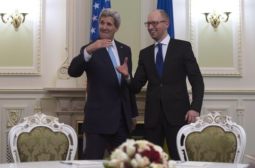 John Kerry (vľavo) a Arsenij Jaceňuk