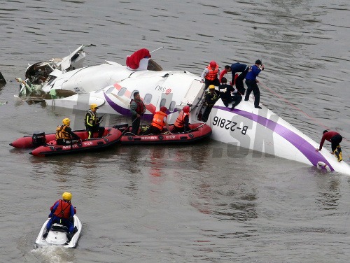 Havária lietadla si vyžiadala 9 mŕtvych, desiatky nezvestných