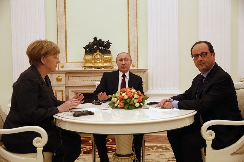 Putin na rokovaní s Merkelovou a Hollandom.