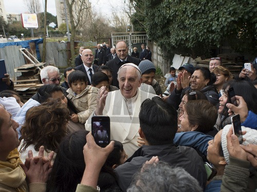 Pápež navštívil slum na predmestí Ríma