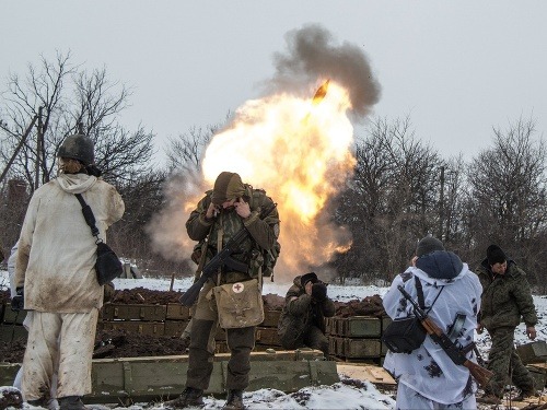 Ruskí separatisti pália na ukrajinskú armádu.