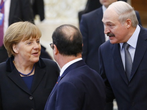Angela Merkelová, Francois Hollande (v strede) a Alexander Lukašenko (vpravo)