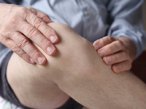 Existujú dve hlavné príčiny, ktoré spôsobujú zápal kĺbov, teda artritídu