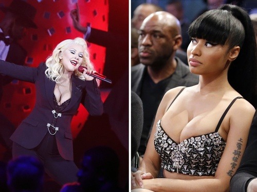 Christina Aguilera a Nicki Minaj prišli na zápas v outfitoch s natrieskanými výstrihmi. 