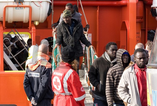 Utečenci z Líbye, ktorých v Taliansku chytili vo februári.