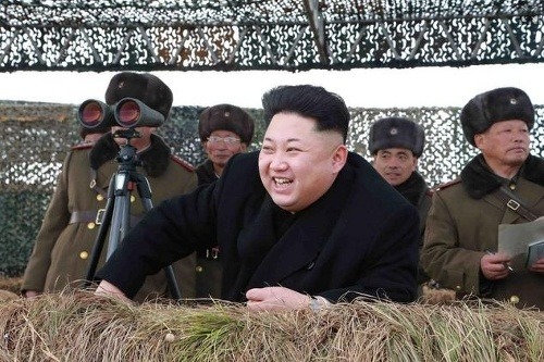 Kim Čong-un má nový účes, narozdiel od svojho ľudu.