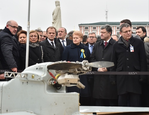 Petro Porošenko a zahraniční hostia si uctili obete, ktoré pred rokom zahynuli na Majdane.