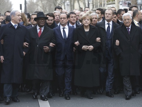 (Zľava) Izraelský premiér Benjamin Netanjahu, prezident Mali Ibrahim Boubacar Keita, prezident Francúzska Francois Hollande, nemecká kancelárka Angela Merkelová, prezident EÚ Donald Tusk a prezident Palestíny Mahmúd Abbás vyjadrili sústrasť.