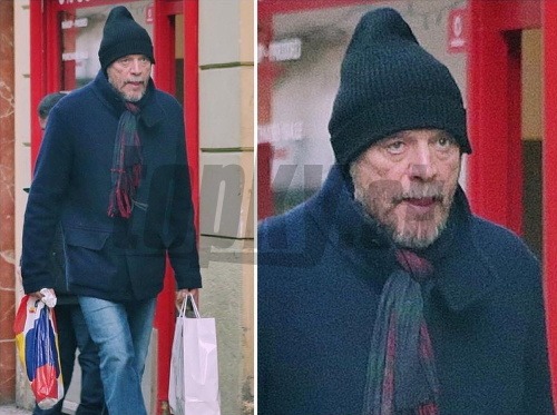 Zarastený herec Juraj Kukura v čiernej čiapke a s igelitkou v ruke pôsobil ako bezdomovec. 