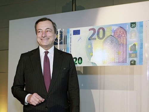 Prezident Európskej centrálnej banky (ECB) Mario Draghi stojí pri presnej kópii novej 20-eurovej bankovky počas jej slávnostného uvedenia vo Frankfurte 