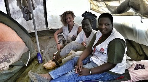 JUŽNÝ SUDÁN. 2015. Riek spolu s MAGNA koordinátorkou Francescou De Marco (vľavo) v MAGNA imunižačnom centre v utečeneckom tábore v Jube. Copyright by MAGNA