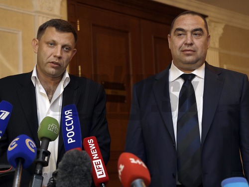 Líder Donecka Alexander Zacharčenko (vľavo) a Igor Plotnickij, líder Luhanska