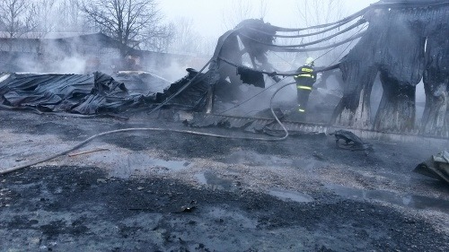 Požiar firmy v Dubnici nad Váhom 