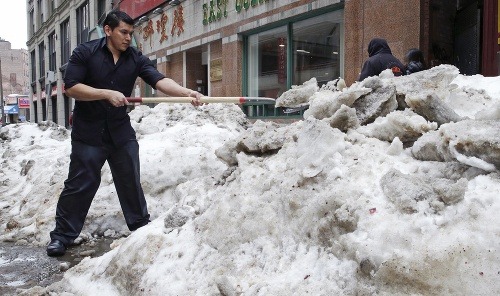 Spojené štáty aj naďalej bojujú so snehom.