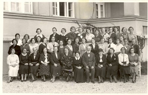 Výbor spolku Živena v roku 1933 so žiačkami Ústavu M. R. Štefánika pred budovou