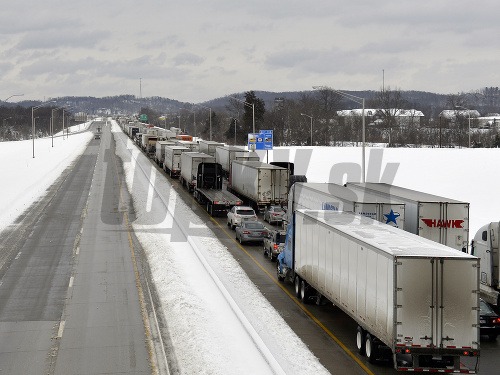 Snehová búrka ochromila dopravu v Kentucky