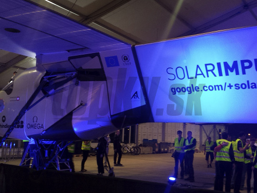 Švajčiarske experimentálne lietadlo Solar Impulse-2, poháňané výlučne slnečnou energiou, odštartovalo dnes z mesta Abú Zabí.