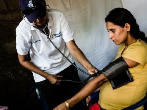 NIKARAGUA. MAGNA lekárka vyšetruje tehotnú matku. Mobilá klinika v odľahlej časti na severe krajiny. Copyright by Martin Bandžák/MAGNA