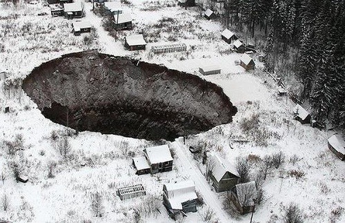 Obrovský kráter pohltil už aj domy