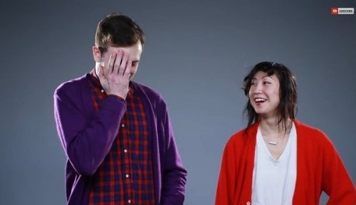 Takto zahanbene sa tváril mladík pred svojou priateľkou