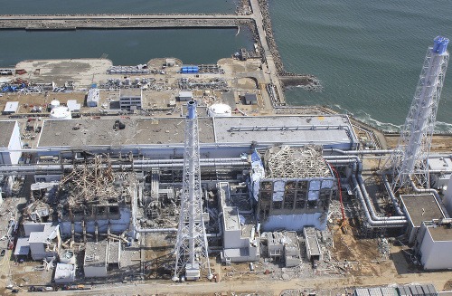 Znićená elektráren v refektúre Fukušima.