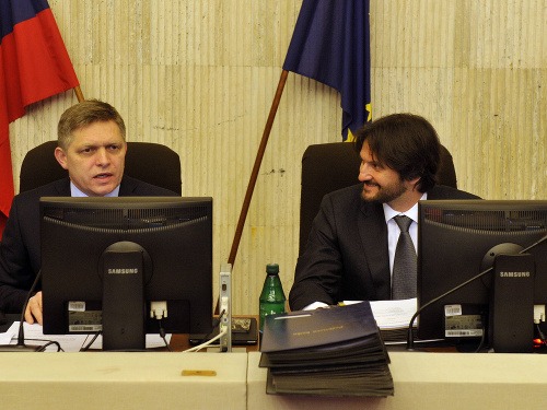 Predseda vlády SR Robert Fico a minister vnútra SR Robert Kaliňák počas rokovania.