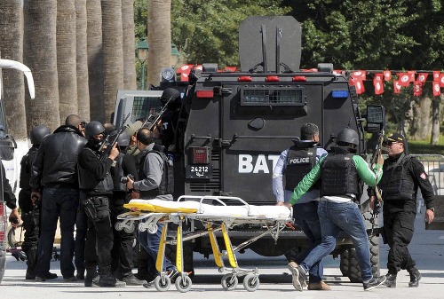 Po teroristickom útoku v Tunisku zahynulo 37 turistov
