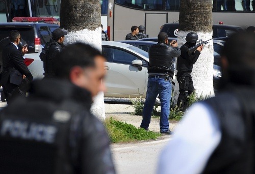Na tuniské múzeum zaútočili neznámi ozbrojenci. Po tragédii vyšli to ulíc stovky ľudí, aby rodinám obetí vyjadrili solidaritu.