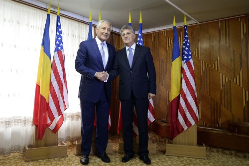 Minister obrany USA Chuck Hagel a rumunský minister obrany Mircea Dusa (vpravo)